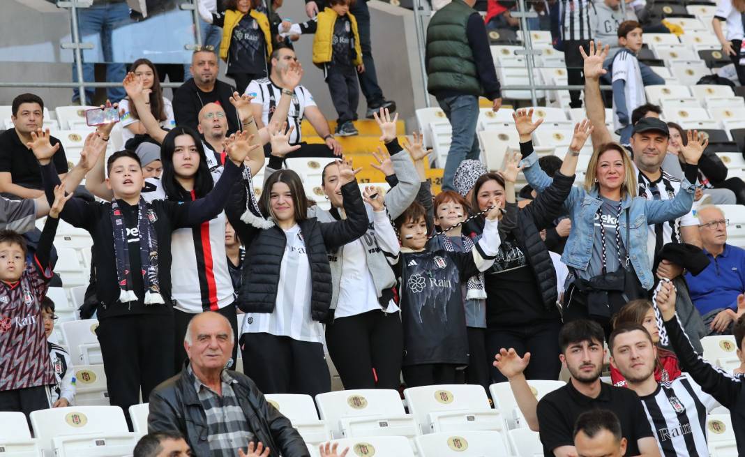 Beşiktaş Başakşehir maçı tribünlerinden muazzam kareler 31